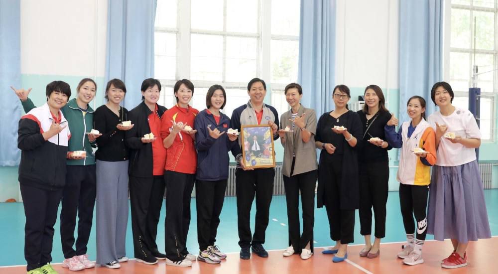 勒沃库森本赛季在哈维-阿隆索的率领下，各赛事19战18胜1平（客场2-2拜仁），共打入64球，丢14球。